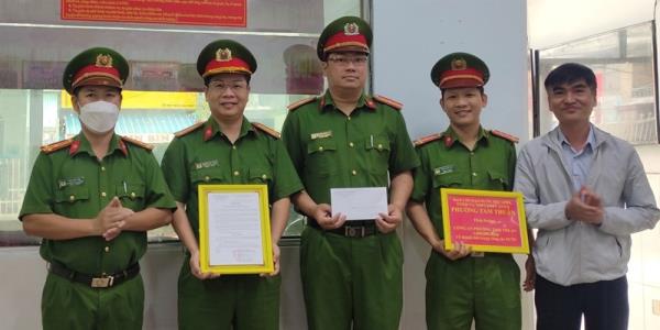 Khen thưởng CAP Tam Thuận về thành tích bắt đối tượng tàng trữ, sử dụng trái phép ma túy