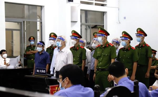 2 cựu Chủ tịch UBND tỉnh Khánh Hòa và 5 đồng phạm ra tòa