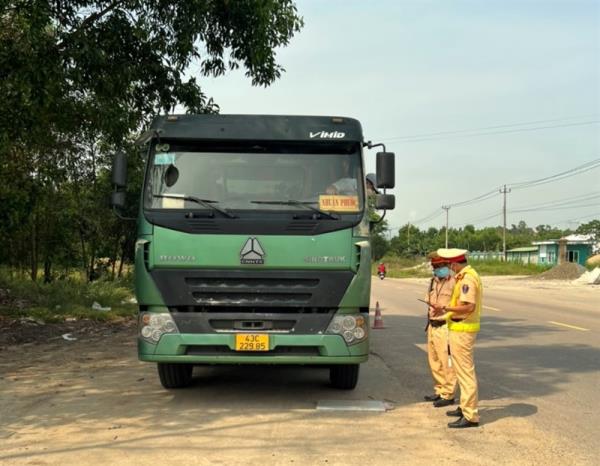 Siết chặt quản lý, xử lý xe quá tải, quá khổ