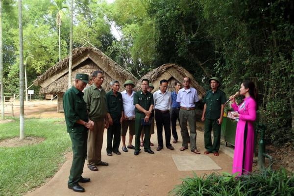 Tháng 5 nghe kể chuyện về Người