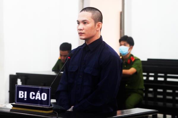 Giương súng bắn vào người đang cãi nhau với bạn