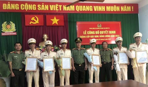 Phòng Công tác đảng và công tác chính trị, Công an Đắk Nông công bố quyết định thăng cấp bậc hàm, nâng bậc lương năm 2022