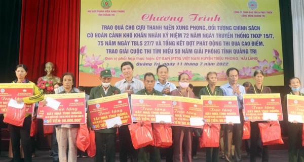 Trao tặng 20 nhà tình nghĩa, 50 sổ tiết kiệm cho cựu Thanh niên xung phong và đối tượng chính sách khó khăn