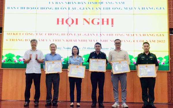 Khen thưởng 8 tập thể, cá nhân có thành tích xuất sắc trong công tác phòng, chống buôn lậu
