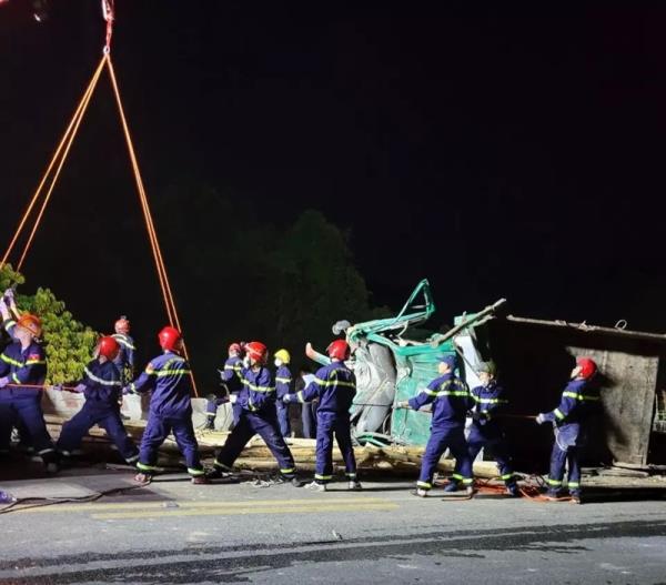 Tai nạn thảm khốc ở Thừa Thiên Huế, 4 người tử vong
