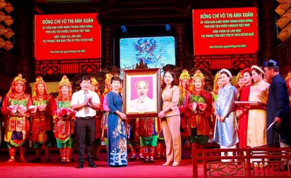 Phó Chủ tịch nước Võ Thị Ánh Xuân thăm Trung tâm Bảo tồn di tích Cố đô Huế