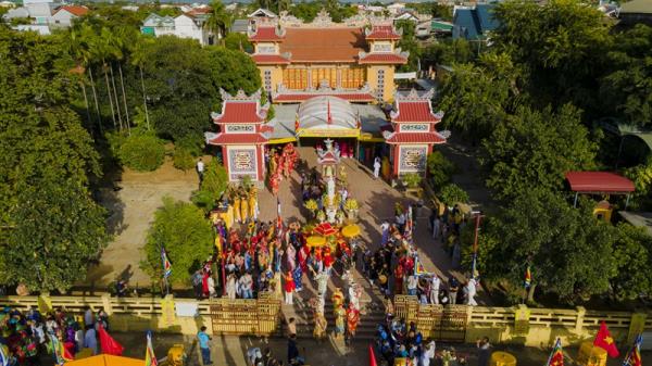 Cận cảnh lễ hội điện Hòn Chén trên Sông Hương