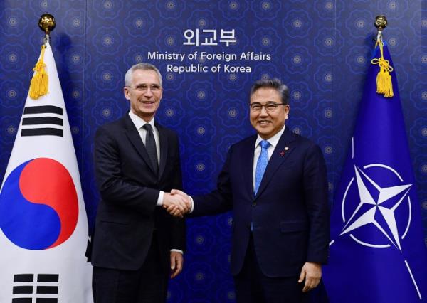NATO tìm đến Hàn Quốc và Nhật Bản