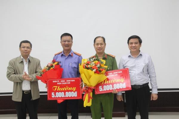 Khen thưởng các lực lượng phối hợp điều tra, khởi tố, bắt tạm giam 3 đối tượng hành hung nhân viên gác chắn đường tàu hỏa