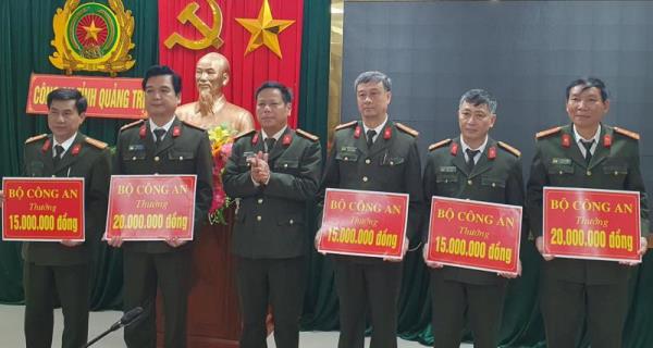 Quảng Trị: Thưởng nóng thành tích bắt giữ 10kg ma túy Ketamine và triệt xóa đường dây tổ chức cho người khác nhập cảnh trái phép