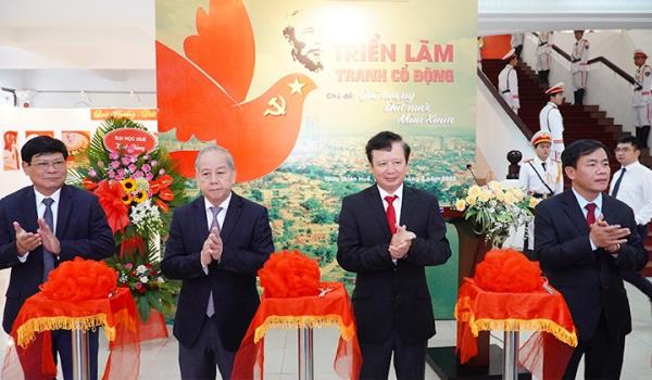 Triển lãm tranh cổ động với chủ đề: Quê hương - Đất nước - Mùa xuân