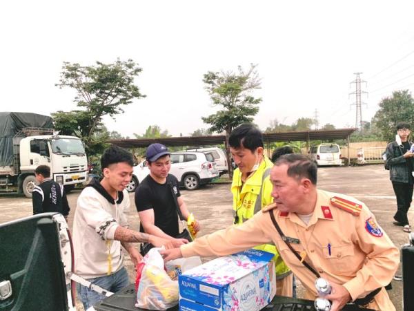 Nghi làm giả tem kiểm định, một xe khách bị tạm giữ để điều tra
