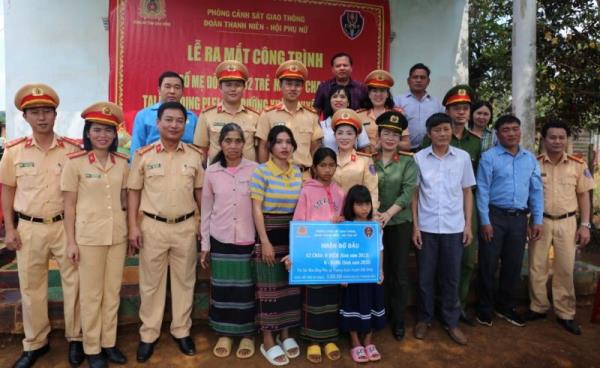 CSGT Công an Đắk Nông ra mắt công trình Bố, mẹ đỡ đầu