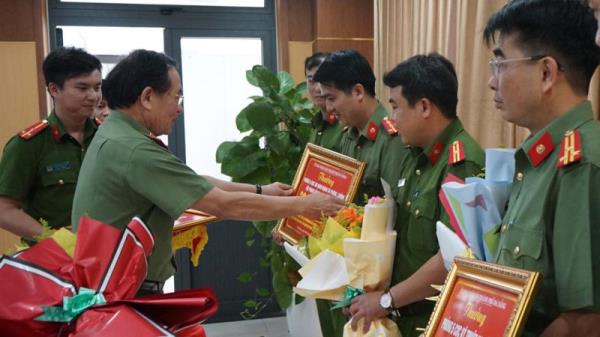 Chủ tịch UBND TP Đà Nẵng khen thưởng nhiều đơn vị Công an