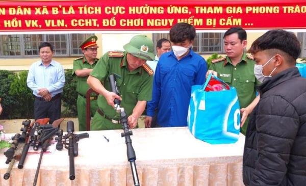 Người dân đổi vũ khí, công cụ hỗ trợ lấy quà