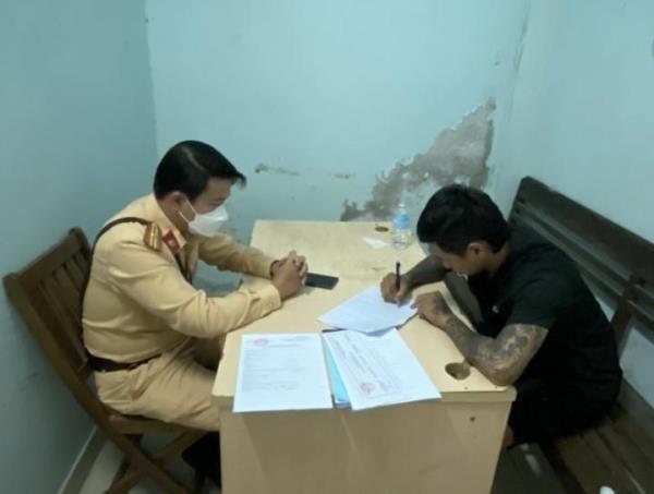 Sử dụng ma túy khi điều khiển xe ô tô, một đối tượng bị tạm giữ để điều tra