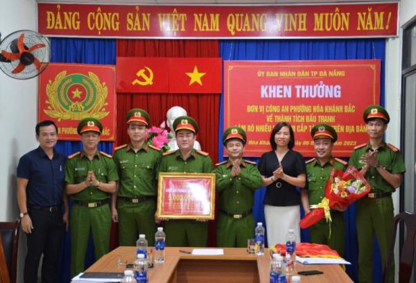 Phá hàng loạt vụ án, Công an phường Hòa Khánh Bắc được Chủ tịch UBND thành phố thưởng nóng