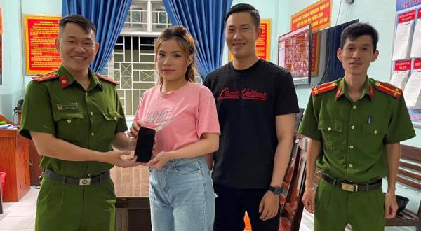 Tìm dế lạc  trong tiệc cưới