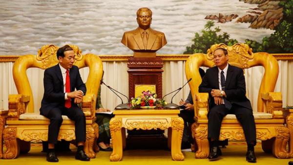 Thứ trưởng Trần Quốc Tỏ chào xã giao Phó Thủ tướng, Bộ trưởng Bộ Công an Lào