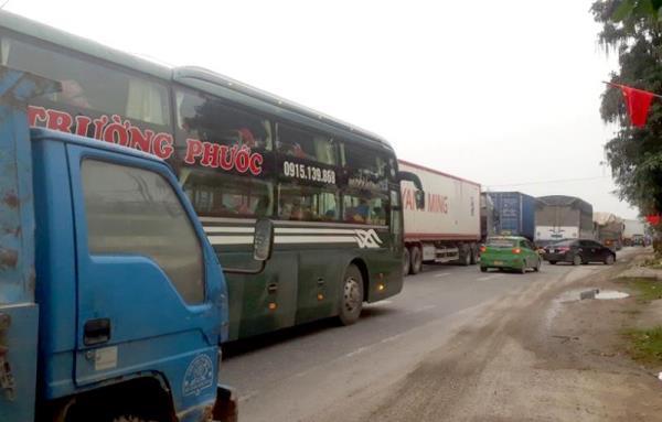 Ùn tắc giao thông trên Quốc lộ 1A do xe container va chạm với ô tô con