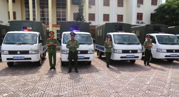 Công an Đắk Nông tiếp tục bàn giao xe ô tô tải chuyên dụng cho Công an 10 xã, thị trấn