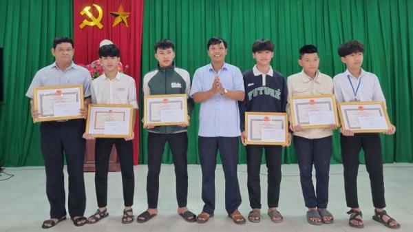 Khen thưởng 6 cá nhân dũng cảm lao ra sóng dữ cứu thiếu niên đuối nước