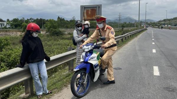 Đội nắng, trắng đêm giúp dân đi lại an toàn