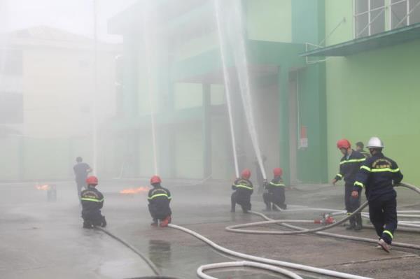 Diễn tập chữa cháy và CNCH tại doanh nghiệp và cụm dân cư