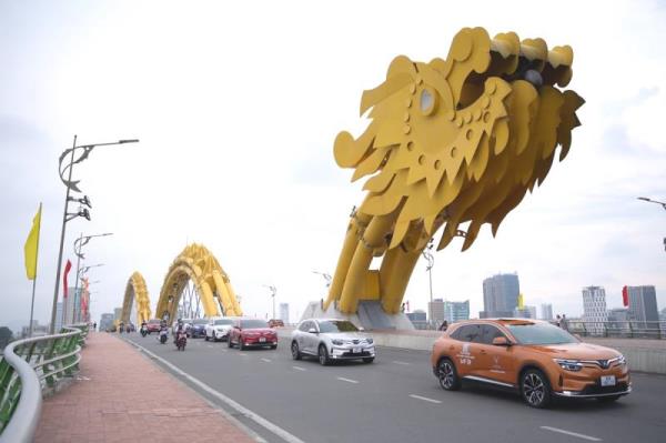 Dàn xe điện VinFast rực rỡ sắc màu khuấy đảo đường phố Đà Nẵng