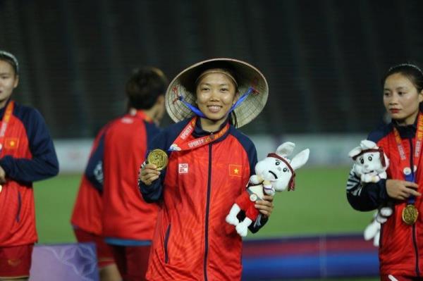 Huỳnh Như đồng hành cùng đội tuyển nữ