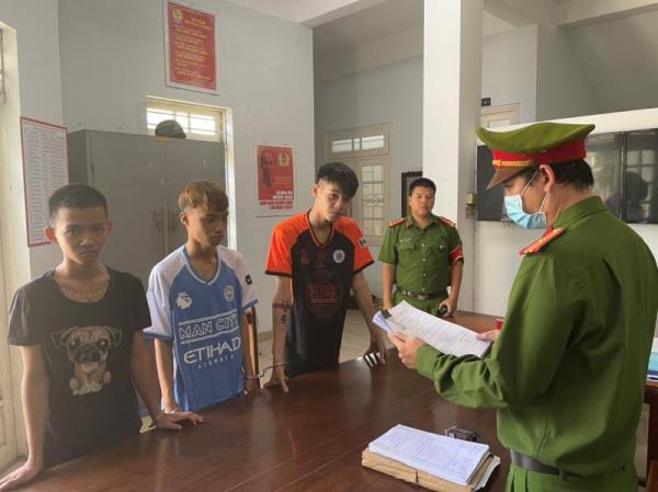 Dùng dao phóng lợn chém người trong quán sữa, nhóm thiếu niên bị bắt tạm giam