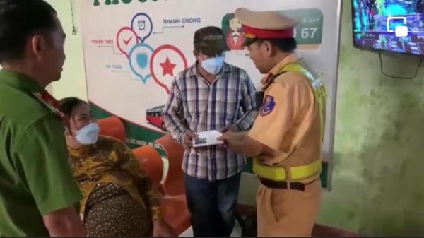 Cảnh sát giao thông Quảng Ngãi giúp gia đình sản phụ bị nhà xe bỏ rơi