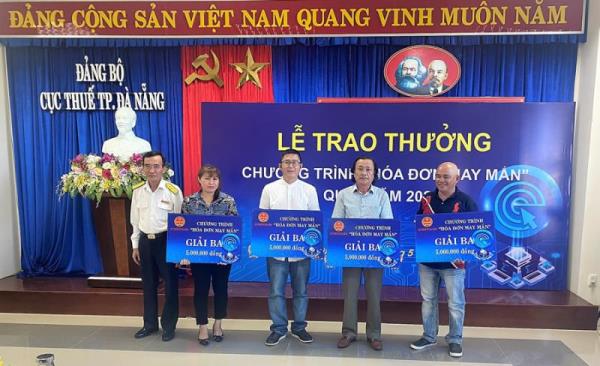 Trao thưởng cho cá nhân, hộ kinh doanh trúng thưởng Hóa đơn may mắn quý I – năm 2023