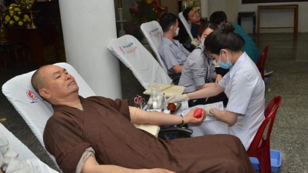Tăng ni, Phật tử Đà Nẵng tham gia hiến tặng 400 đơn vị máu