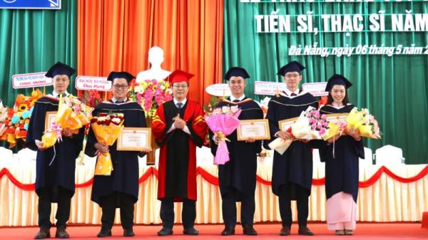 Trao bằng tốt nghiệp cho 9 Tiến sĩ và 40 Thạc sĩ