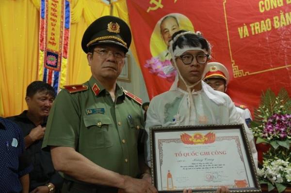 Anh đi trực rồi sẽ về với mẹ con