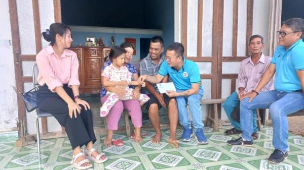 Câu lạc bộ Bóng đá Phóng viên Đà Nẵng hỗ trợ các gia đình có hoàn cảnh khó khăn