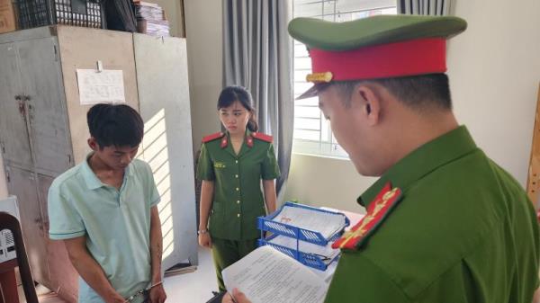 Đập kính ô-tô trộm giấy tờ xe rồi đòi tiền chuộc