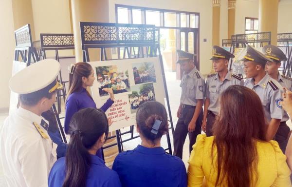 Trưng bày, giới thiệu hơn 150 tư liệu, hình ảnh về biển đảo Việt Nam