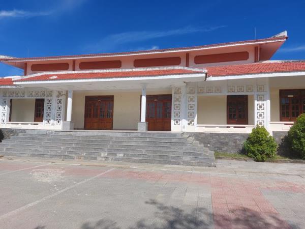 Nhà văn hóa tiền tỷ... chờ sập