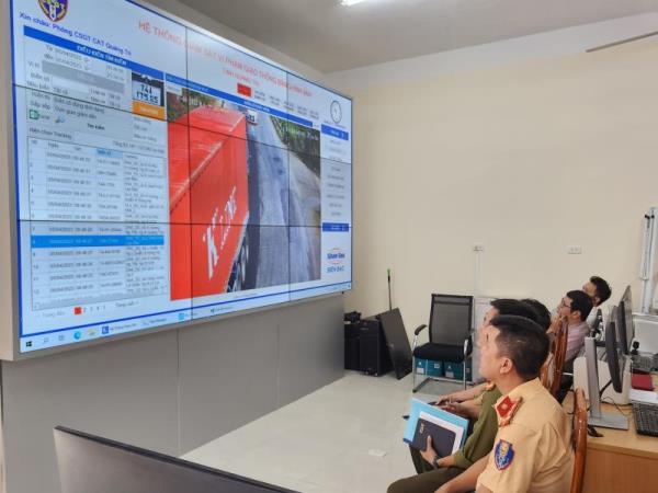 Không mang theo bằng lái, giấy tờ xe, không chấp hành đo nồng độ cồn, một phụ nữ bị phạt 35,6 triệu đồng