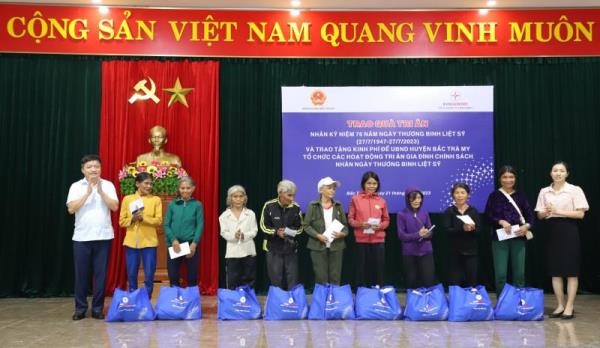 Tổng công ty Phát điện 1 tặng quà cho gia đình chính sách tại Quảng Nam