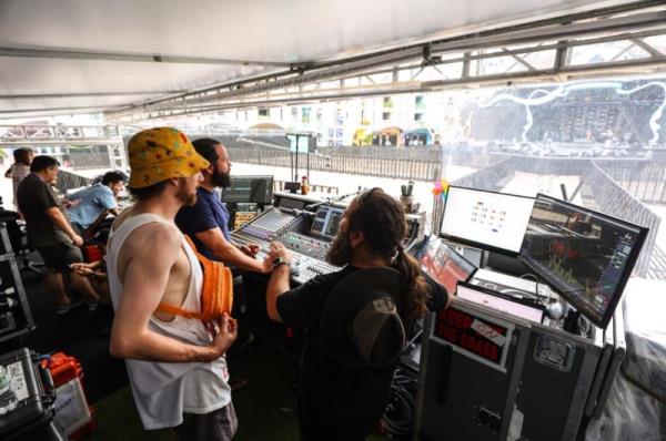 Bí mật phía sau phút thăng hoa của Charlie Puth và dàn nghệ sĩ Việt tại 8 Wonder