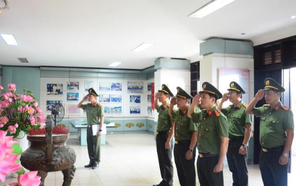 Khối thi đua Xây dựng lực lượng – Hậu cần trực thuộc Công an TPĐà Nẵng báo công dâng Bác, tưởng nhớ các Anh hùng liệt sỹ