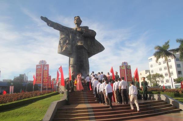 Dâng hương, đặt vòng hoa tưởng niệm các anh hùng liệt sĩ