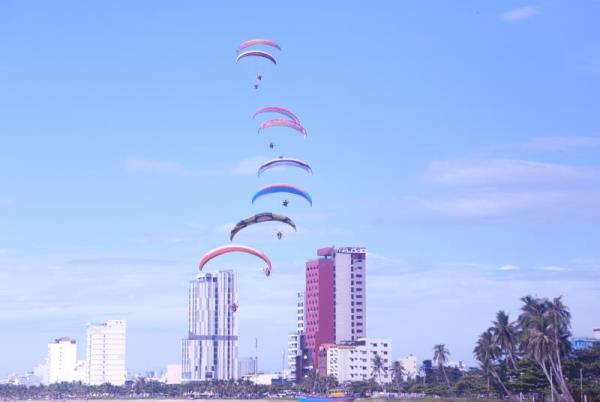 120 phi công đến Đà Nẵng trình diễn dù lượn trên biển Tiên Sa