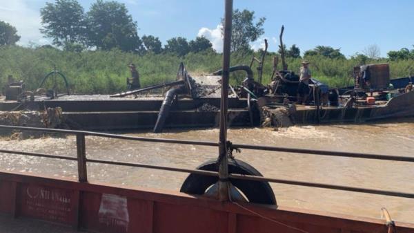 Xử lý nghiêm vụ khai thác cát trái phép trên sông Sê San