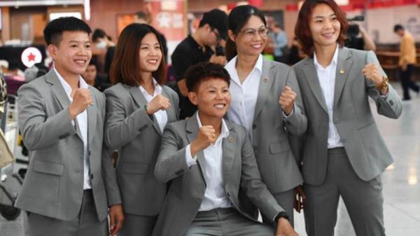 Tuyển nữ Việt Nam hào hứng lên đường