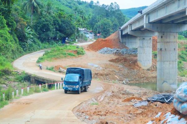 Dự án cầu sông Trường và cầu Nước Oa: Có hay không nhà thầu sử dụng nguồn đất lậu?