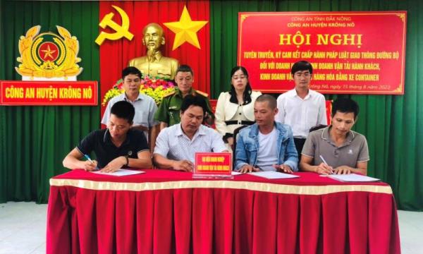 Đắk Nông: Công an huyện Krông Nô tuyên truyền và ký cam kết chấp hành các quy định pháp luật về trật tự an toàn giao thông